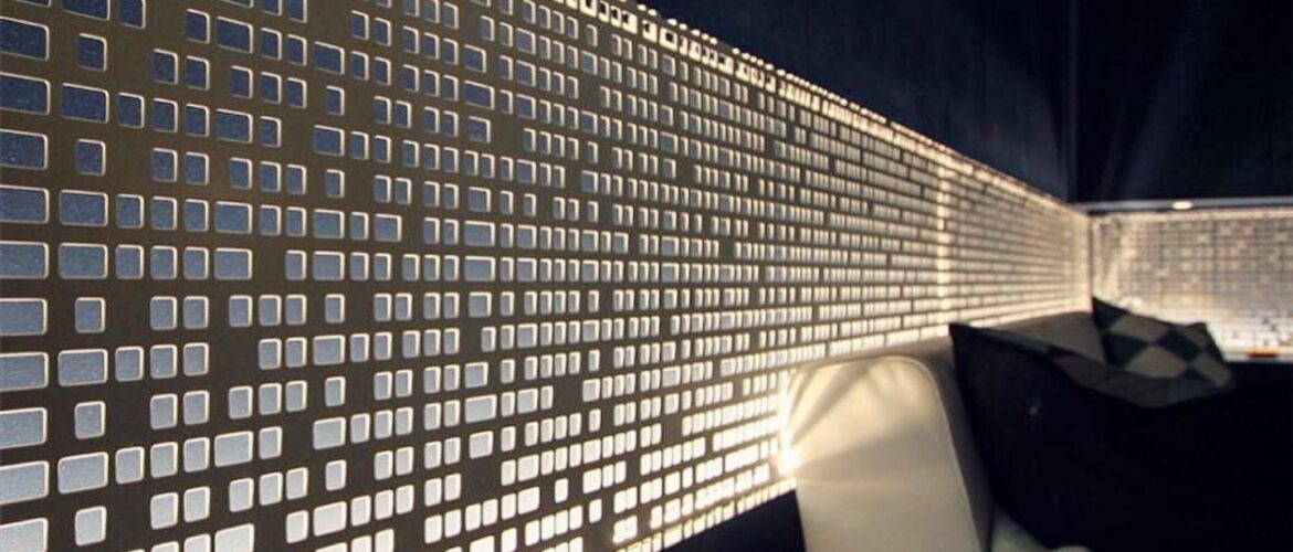 Photo de décor mural du magasin à Lille en tôle perforée motif Tole Cade RAL 9010