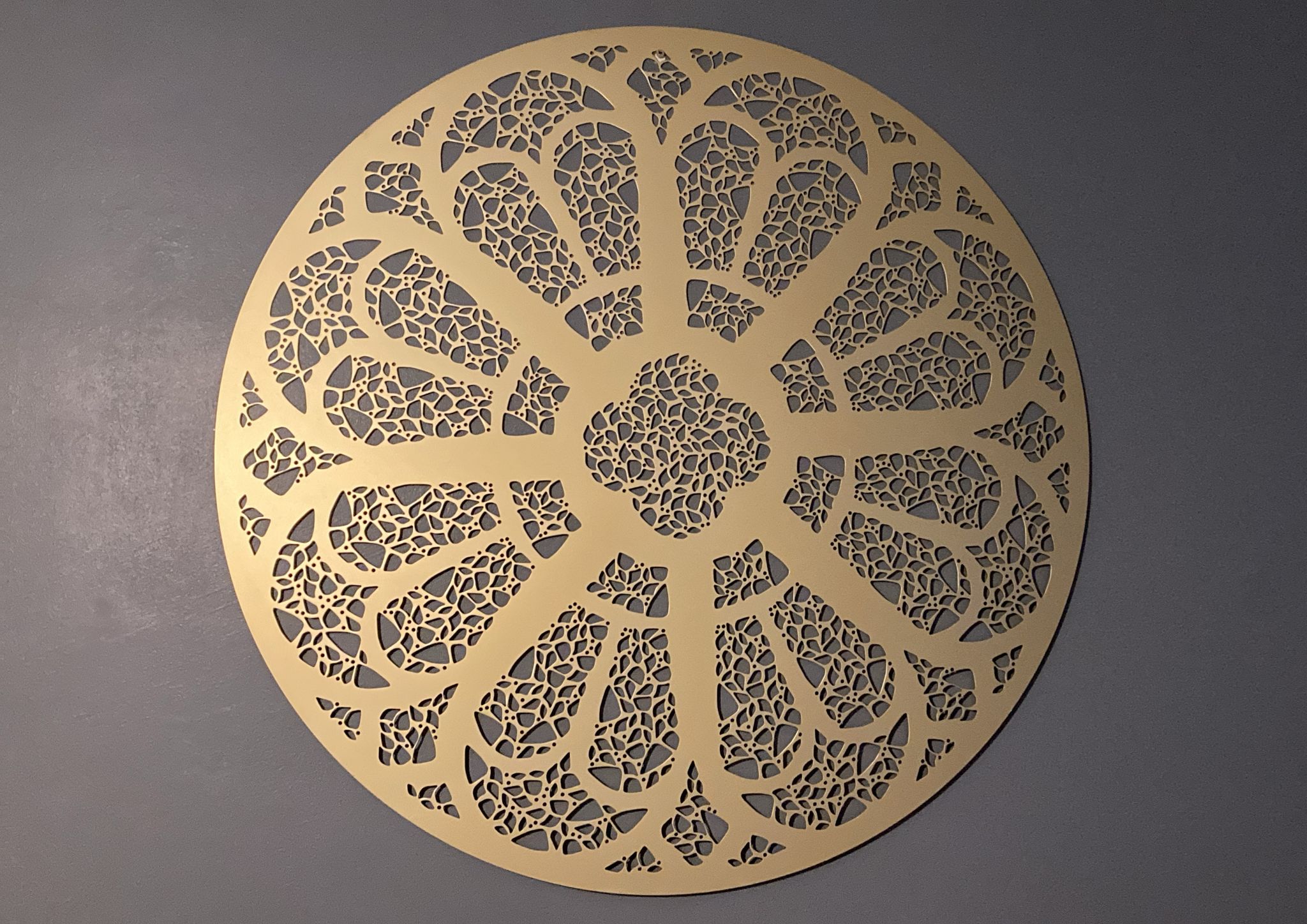 Décoration de mur intérieur en ROND pour une atmosphère agréable – Large gamme de motifs décoratifs et couleur en teinte RAL au choix. Découpe spéciale moucharabieh métal sur mesure.