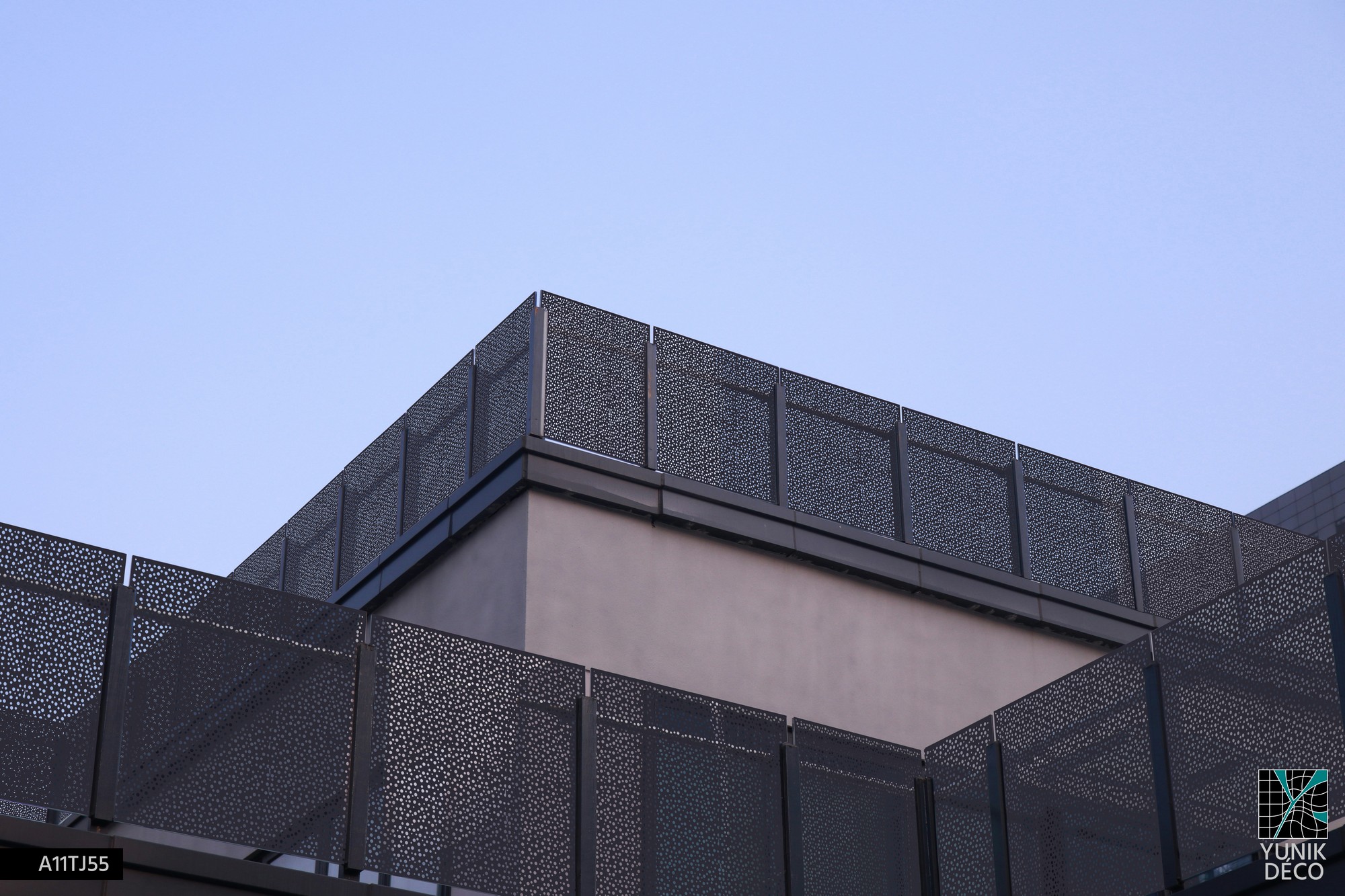 Mise en place d'un brise-vue occultant pour une terrasse d'immeuble en Île de France, conception par Yunik Deco