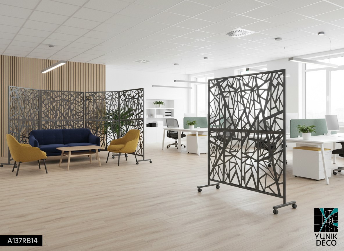 Paravent mobile de bureau en moucharabieh métallique pour structurer l'espace de travail - Conception par Yunik Déco