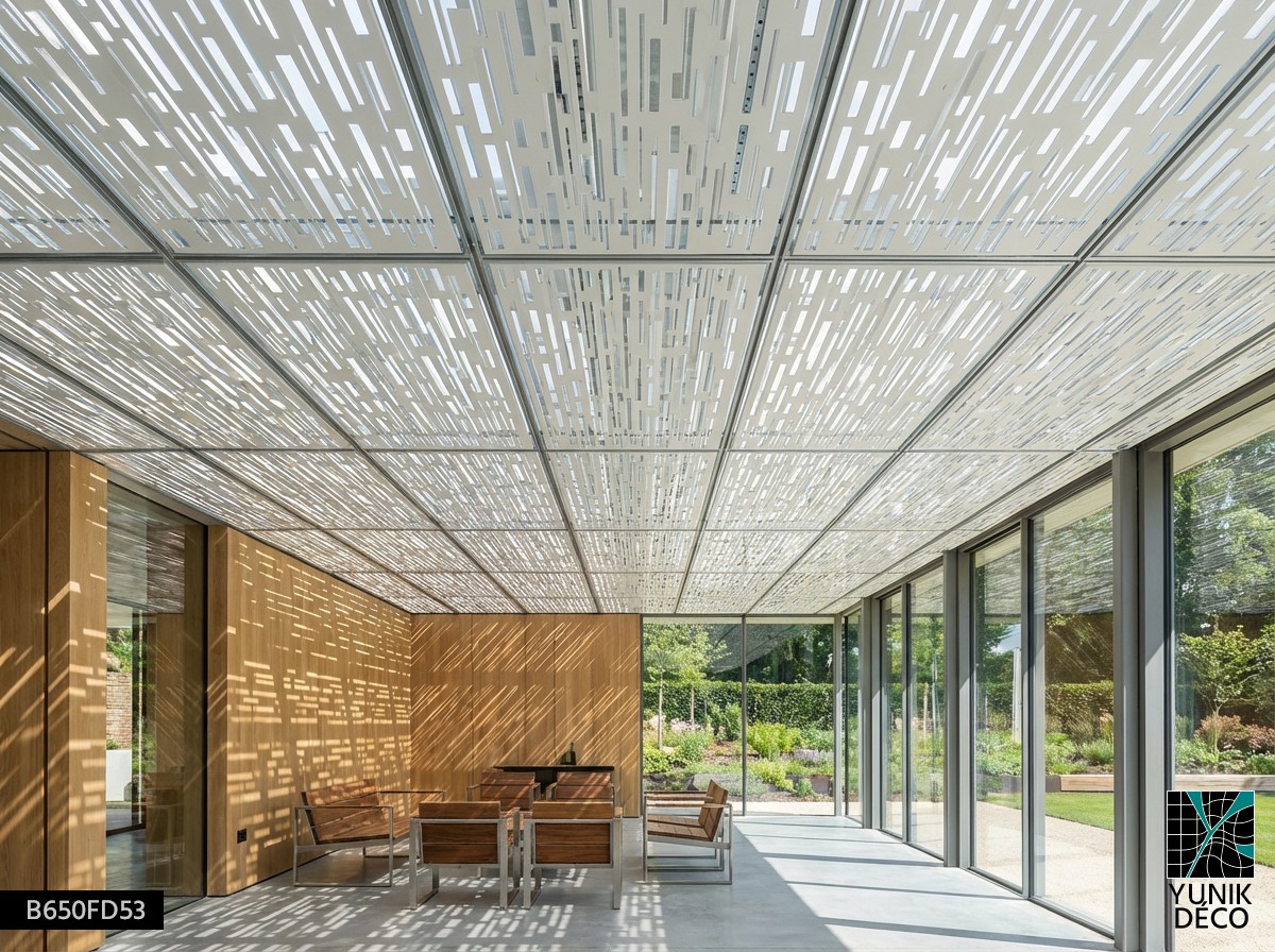 Espace de repos à l’arrière d’un musée avec moucharabieh plafond en métal découpé laser, lumière filtrée et vue jardin apaisante, par Yunik Déco