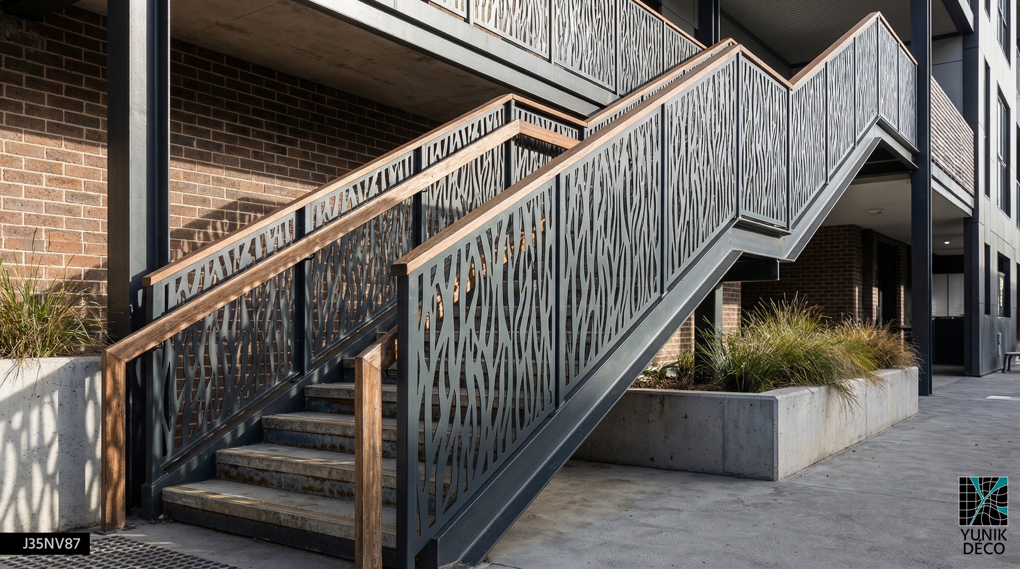 Rambarde et garde-corps anti chute pour immeuble de bureaux, découpe laser végétale conforme aux normes sécurité, dessin par Yunik Déco