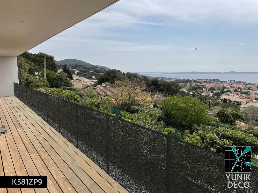 Le motif perforé du garde-corps Alu dynamise la terrase d'immeuble sous le soleil de la cote d'Azur pour s'ouvrir au paysage | Graphisme par Yunik Deco