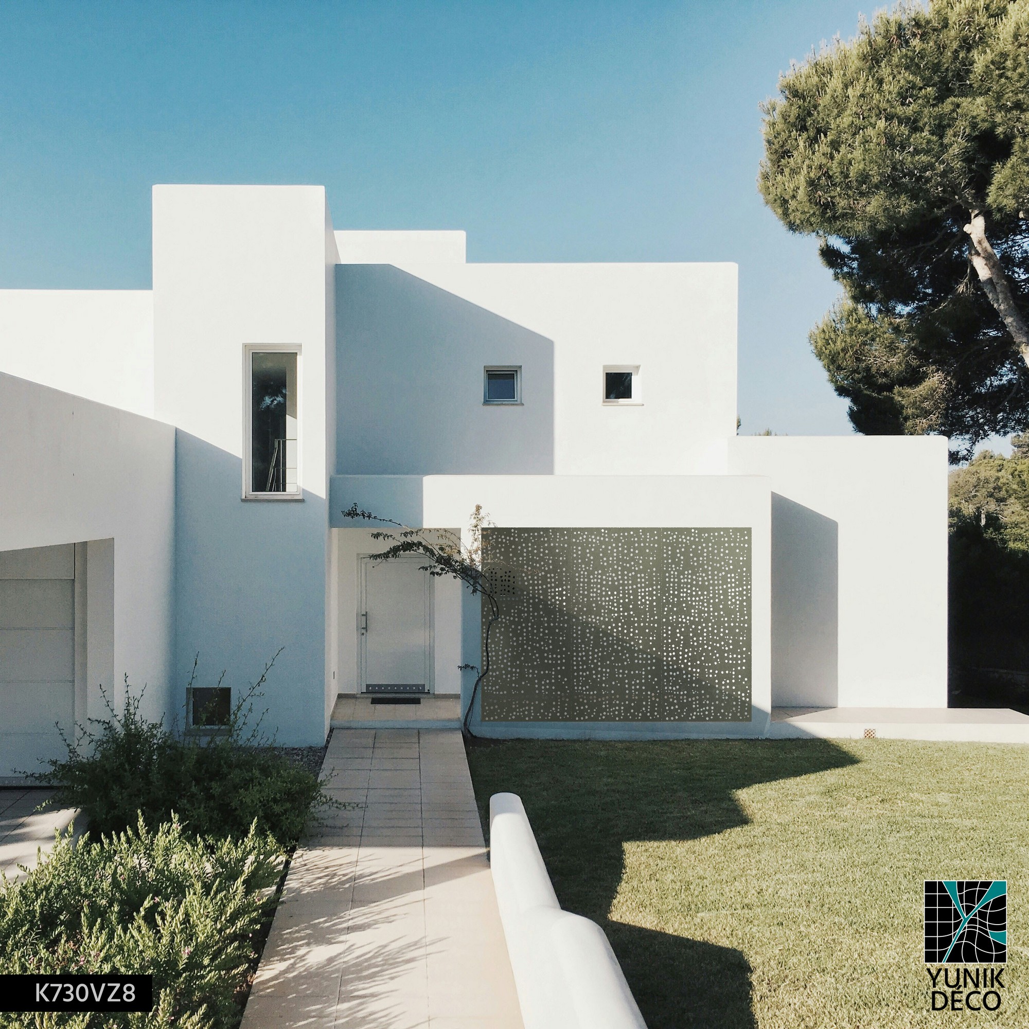 Ecran métallique pour habillage d'un local technique avec de la tôle décorative à trous ronds aléatoire, conception par Yunik Déco