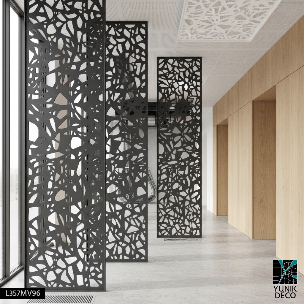 Paravent métallique avec motif moucharabieh organique montre l'harmonie du design numérique produit par Yunik Déco