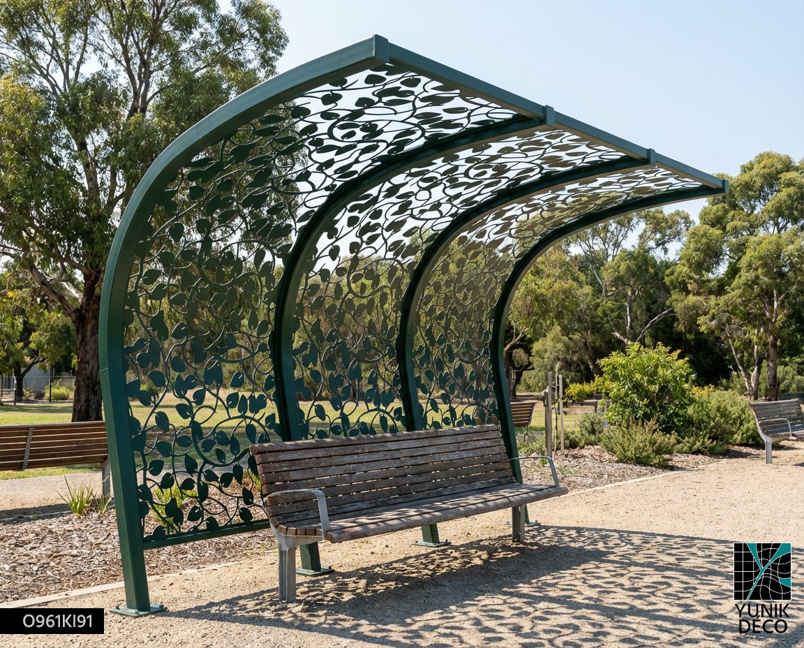 Ombrière municipale en métal découpé laser végétal, protection solaire durable pour parc public, intégration paysagère et confort d’usage, par Yunik Déco