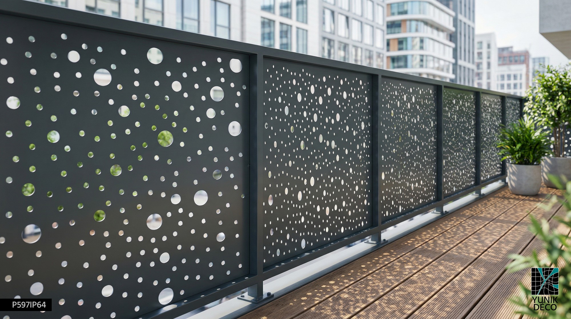 Mise en oeuvre d'une terrasse d'appartement sécurisée avec un garde-corps en métal offrant occultation et sérénité, conception par Yunik Déco