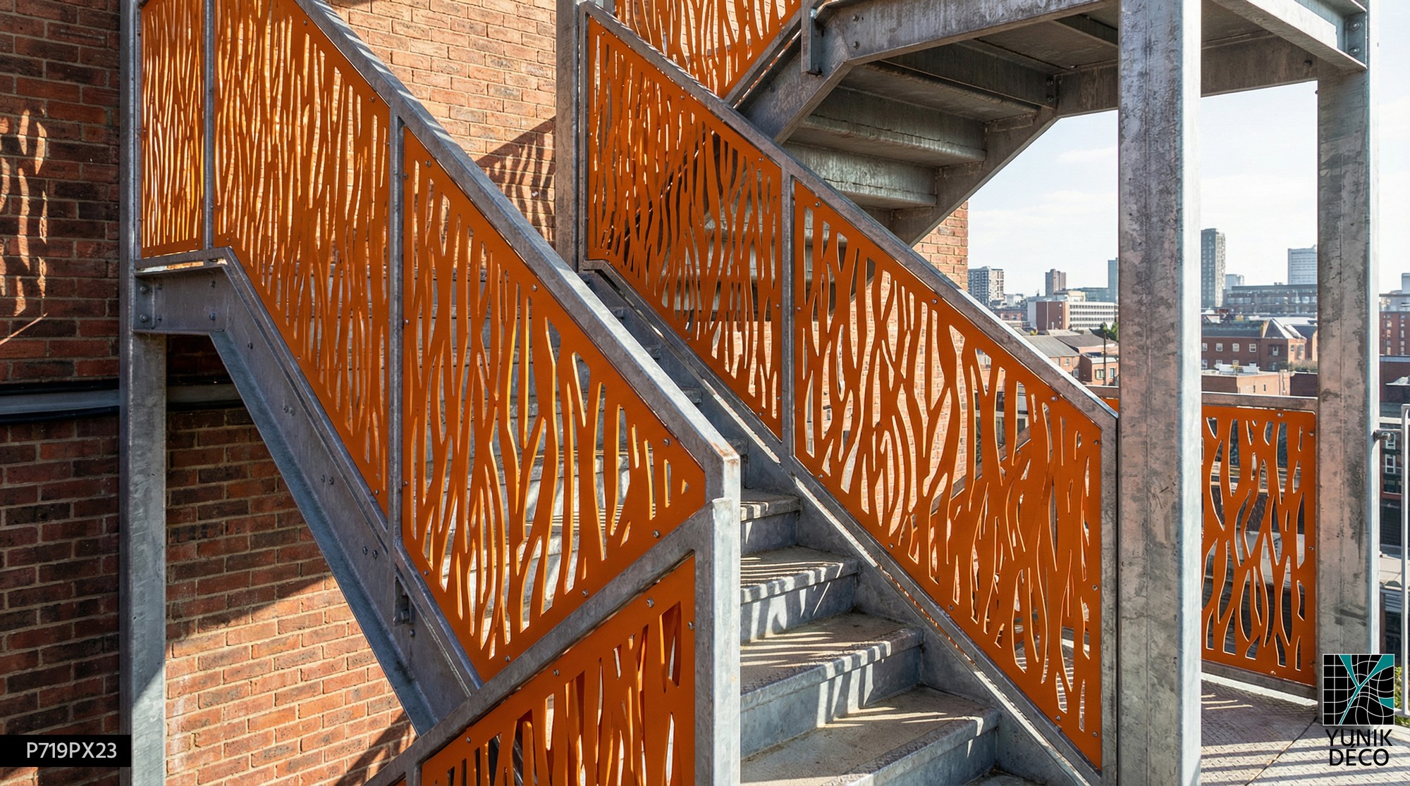 Remplissage de Rambarde d'escalier de secours par tôle en découpe laser au motif végétal, style de feuillage développé par Yunik Déco
