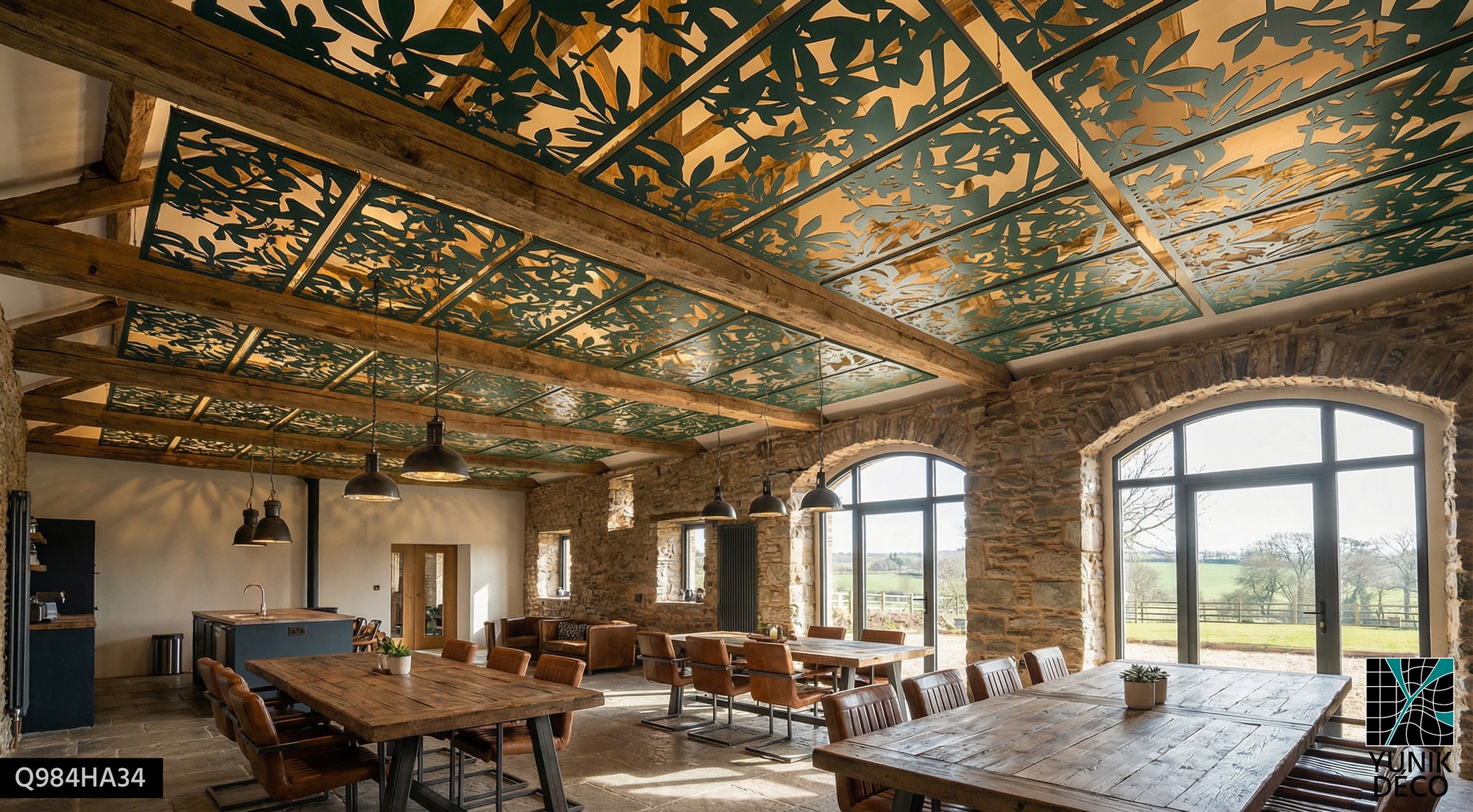 Faux plafond métallique à motif végétal inspiré des feuilles de marronnier, filtrant la lumière d’une salle de restauration, graphisme par Yunik Deco