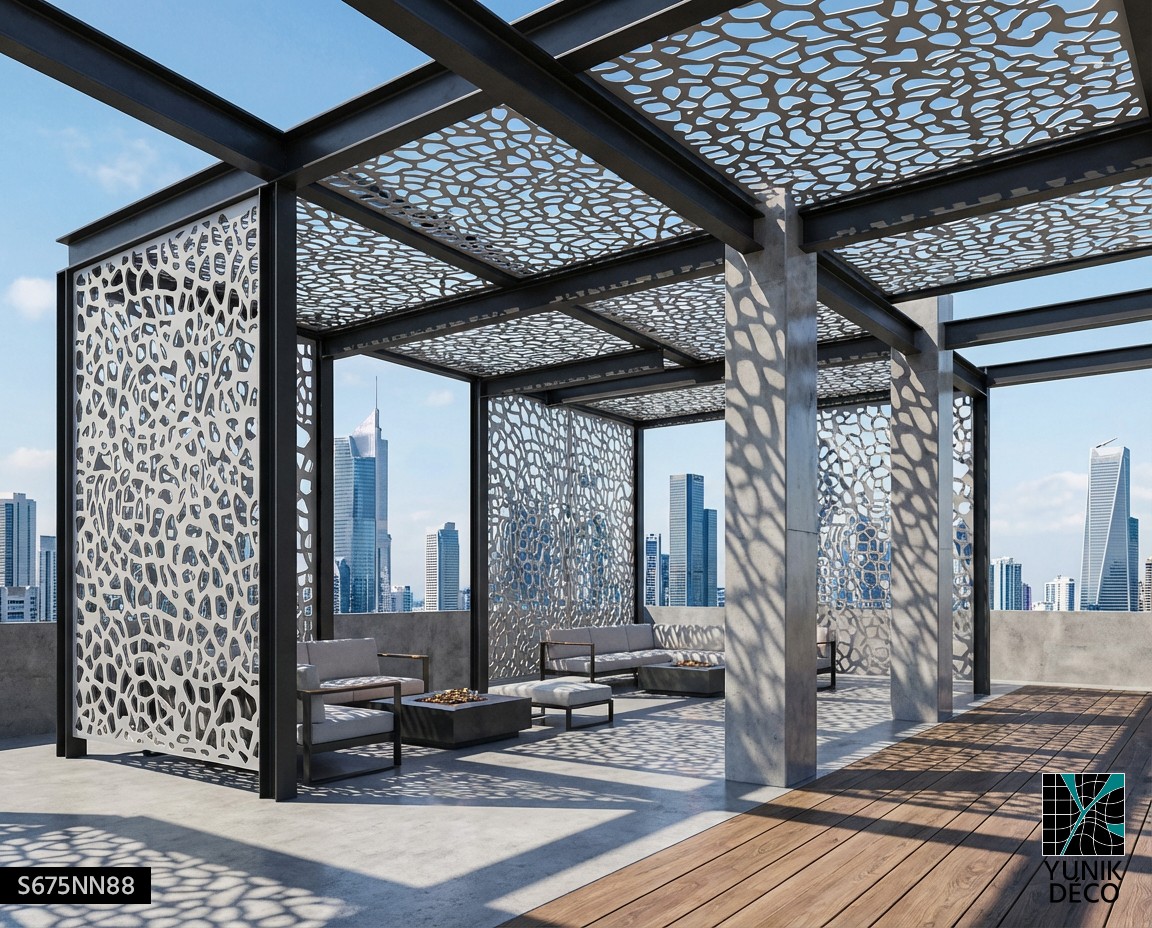 Rooftop avec moucharabieh métal modèle Pôle Arctique, structurant une terrasse en toiture ouverte sur skyline urbaine, conception par Yunik Déco