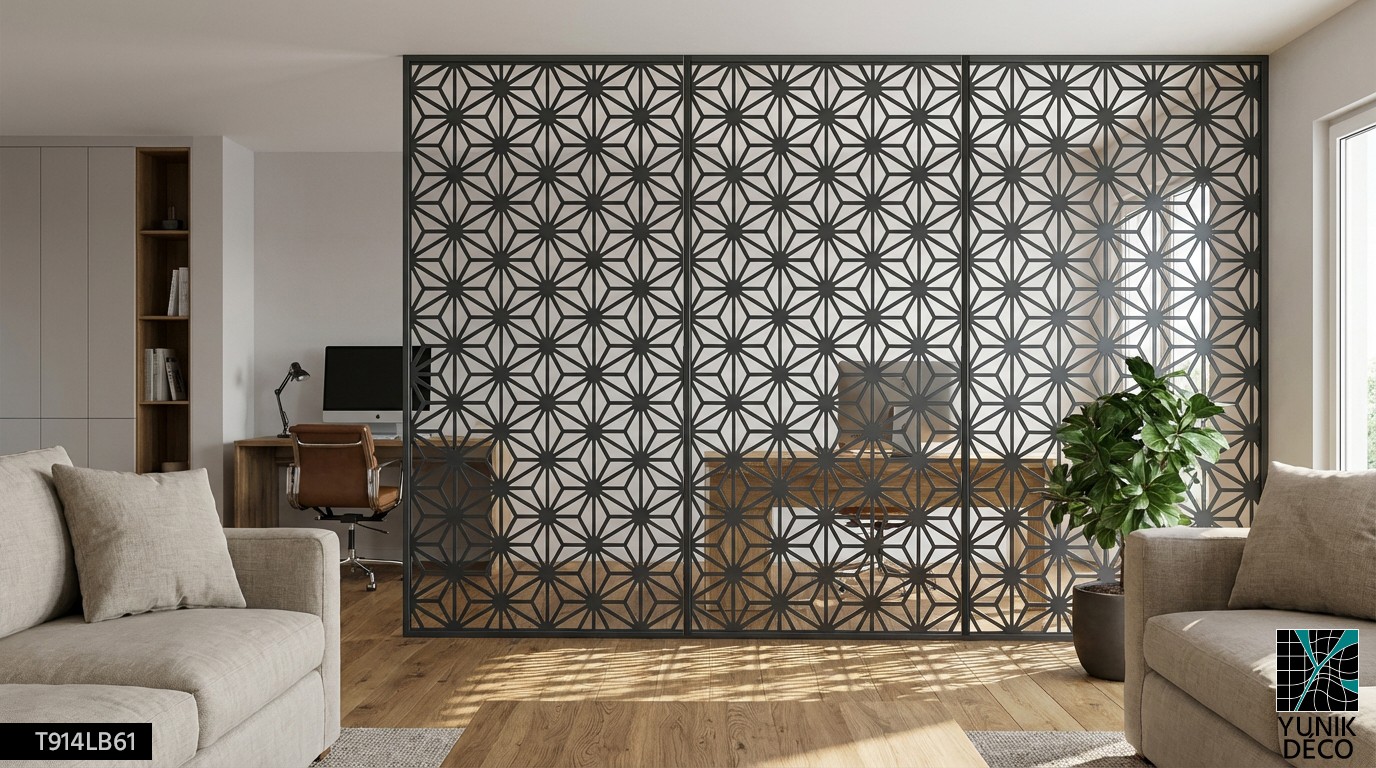 Cloison métallique ajourée à motif géométrique structurant un bureau avec transparence maîtrisée, étude et conception par Yunik Déco.