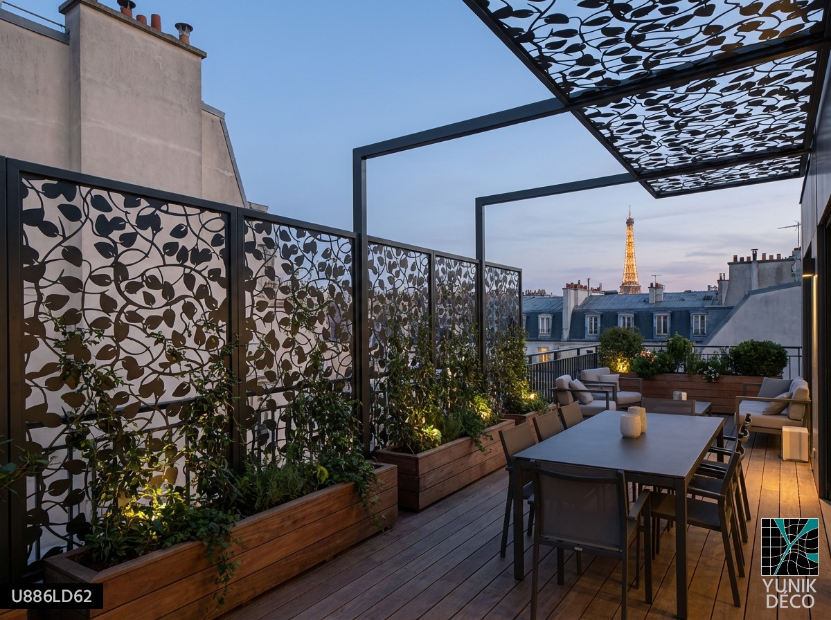 Roof top parisien discret avec vue sur la tour Eiffel, terrasse protégée par un brise-vue métal découpé laser, ambiance végétale et intimiste, par Yunik Dé