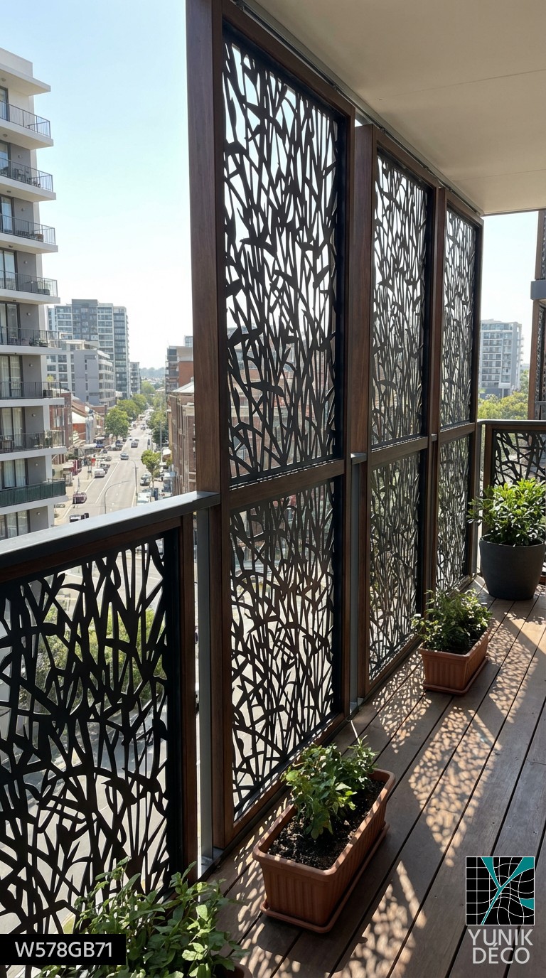 Elaboration d'une loggia protégée par une tôle végétale au feuillage de roseau, design par Yunik Deco