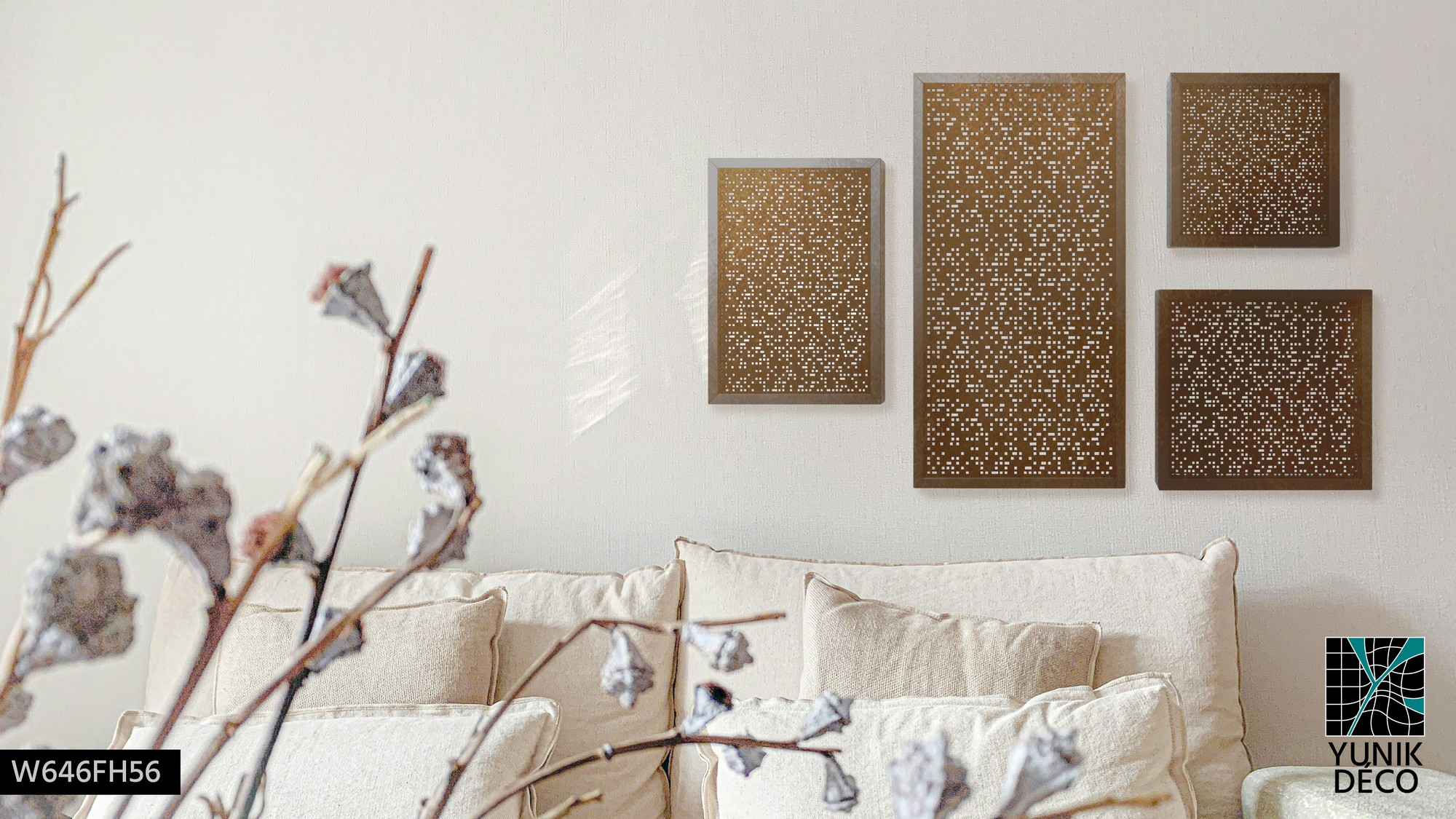 Mur blanc structuré par cadres métalliques perforés dorés, composition minimaliste et légère qui dialogue avec la lumière, par Yunik Déco