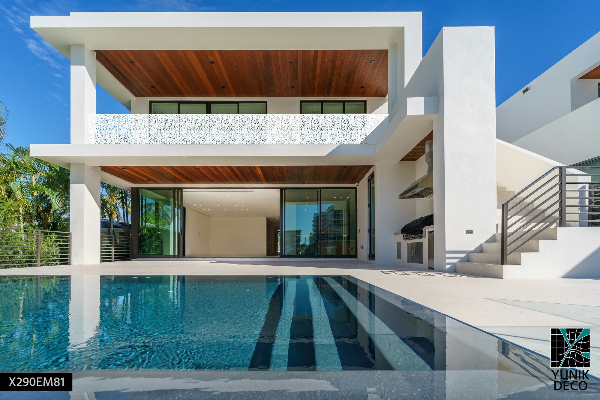 Mise en lumière d'une terrasse de villa avec piscine, design du motif de garde corps par l'équipe de Yunik Deco