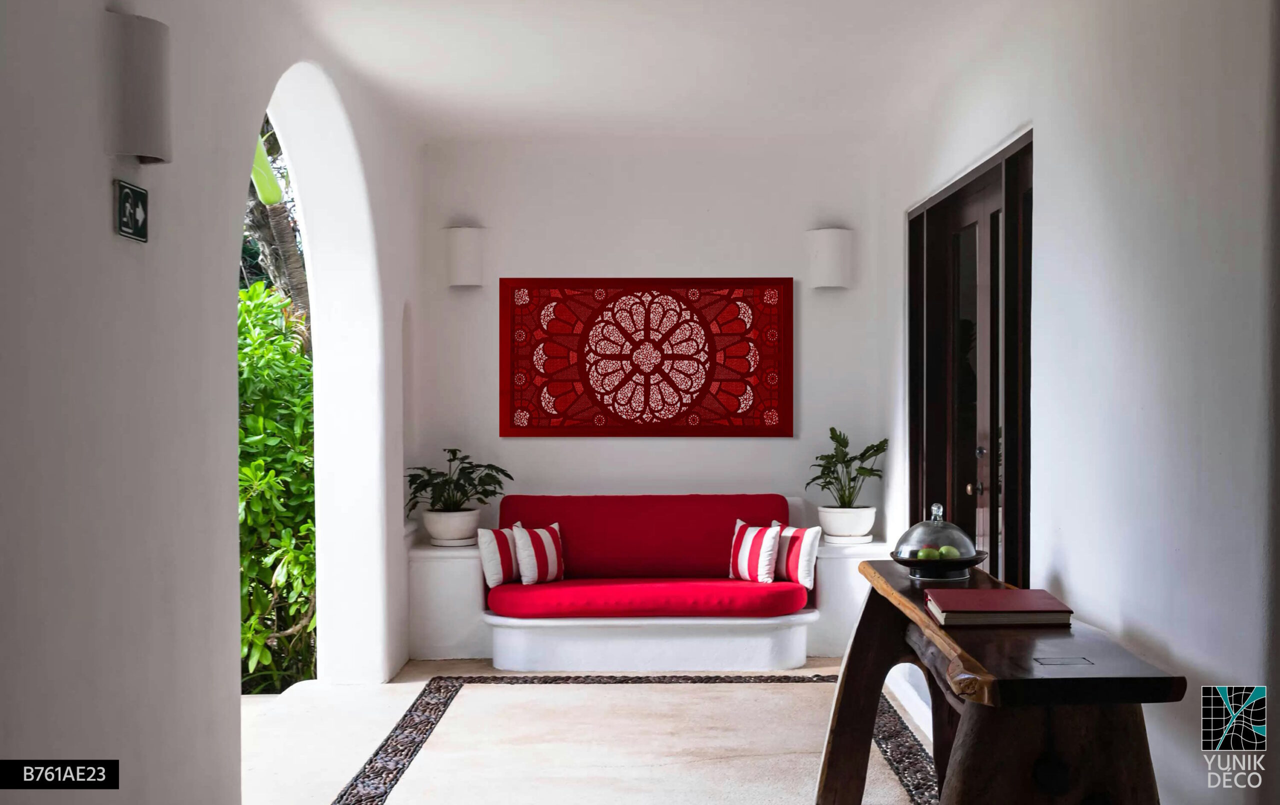 Décoration murale en tôle perforée motif rosace, créant un effet vitrail vibrant et chaleureux dans un hôtel méditerranéen, design par Yunik Déco.