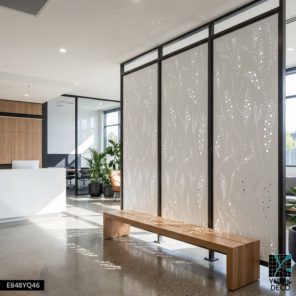 Cloison métallique décorative effet nature et végétal par motif PAKORIS servant de séparateur d’espace dans un open space lumineux, design par Yunik Déco