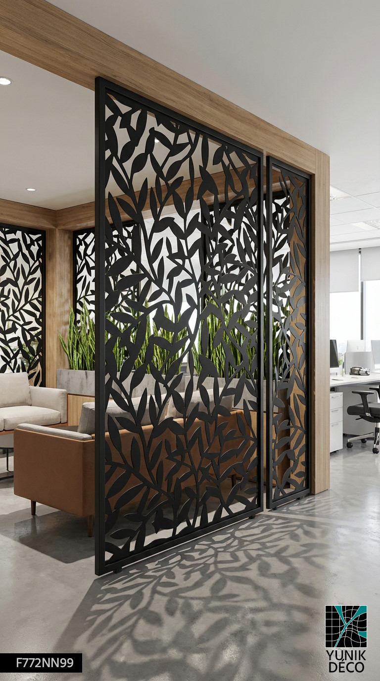 Séparatif de bureau en cloison métallique décorative au motif végétal, créant une ambiance chaleureuse dans l'espace de travail, création par Yunik Déco.