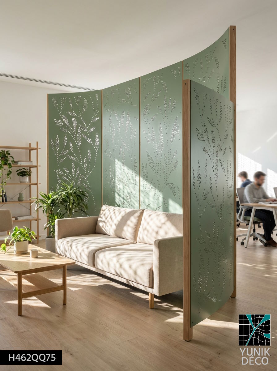 Séparateur d’espace en panneaux métalliques perforés au motif végétal Voltige, créant une séparation dans un espace de coworking, design par Yunik Déco