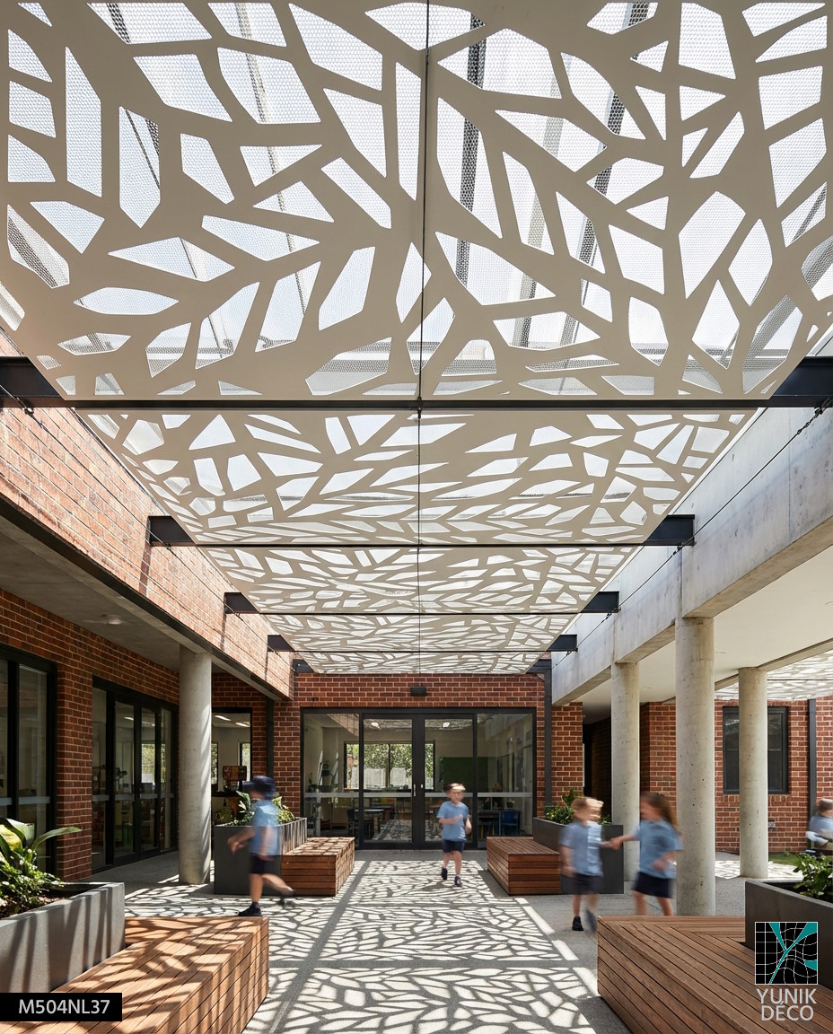 Puit de lumière au motif Gauloise dans une cour intérieure, diffusant des ombres organiques et créant un espace ludique, design par Yunik Déco.