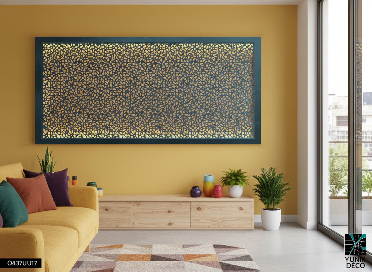 Tableau mural en métal motif Étoile Arachnide, apportant contraste et dynamisme à un salon contemporain coloré, design par Yunik Déco.