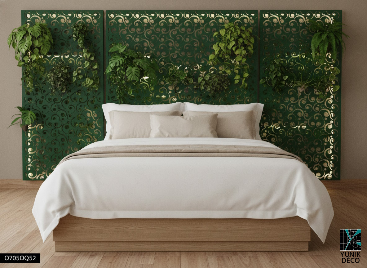 Tôle décorative murale ORNA en tête de lit, au motif organique fluide, créant une ambiance chaleureuse, contemporaine et apaisante, design par Yunik Déco.
