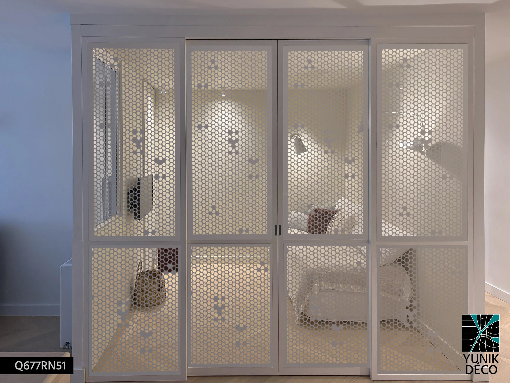 Cloison coulissante métallique ajourée blanc ral 9010 au motif nid d’abeille, permettant d'isoler un espace de repos, design par Yunik Déco
