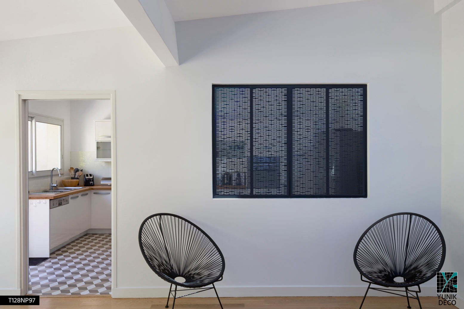 Cette cloison murale métallique au motif perforé Texas Arys organise l’espace entre cuisine tout en conservant une belle ouverture, design par Yunik Déco
