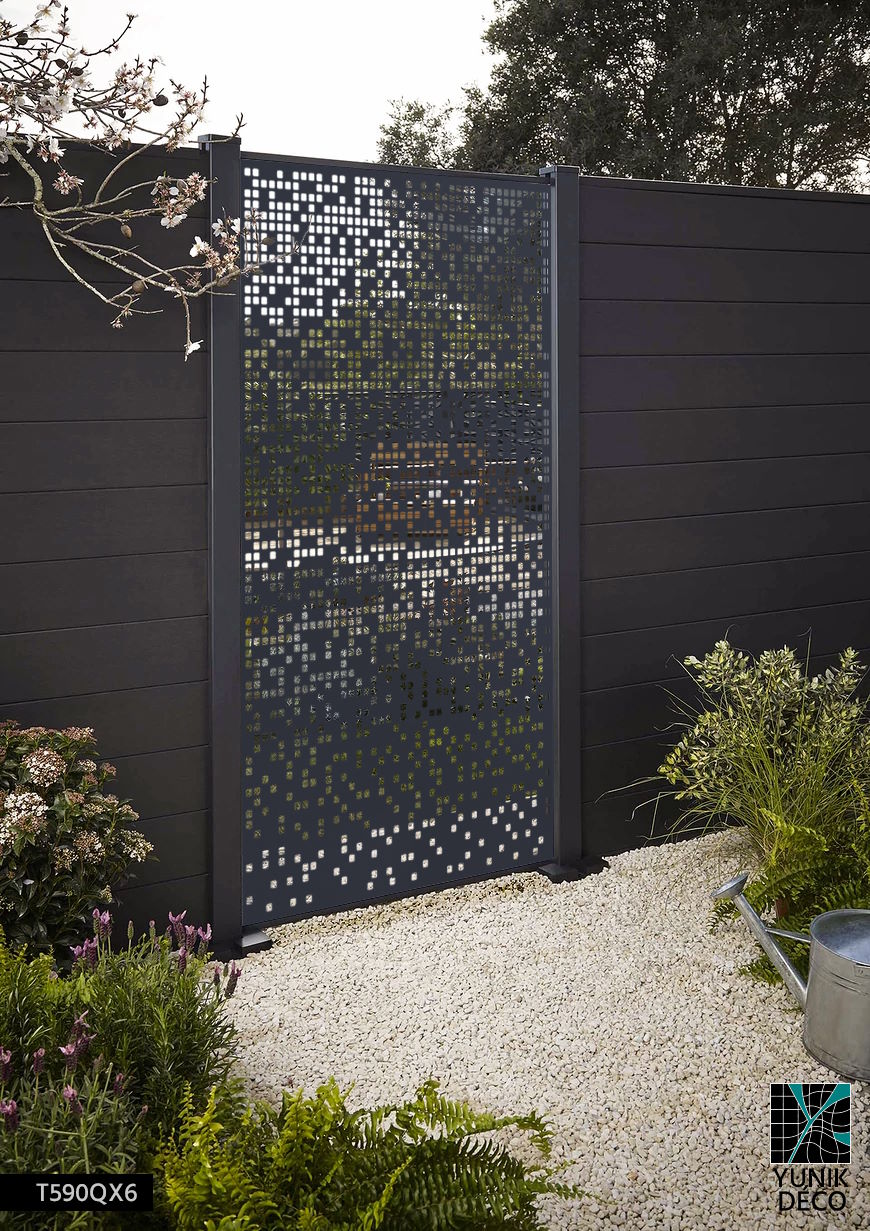 Panneau métallique perforation aléatoire CODESORGE, il sépare avec élégance du jardin tout en préservant l’intimité, design par Yunik Déco.