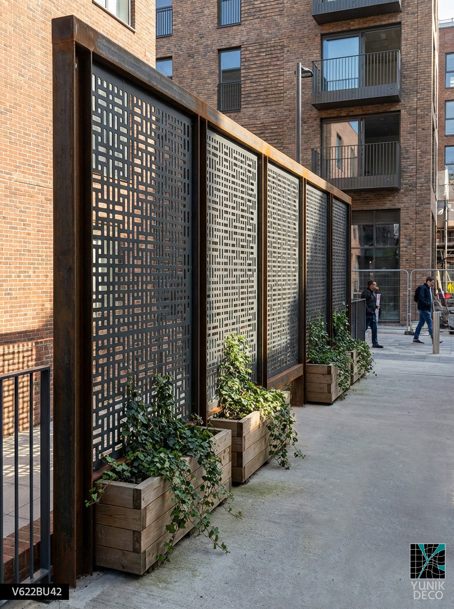 Clôture urbaine en moucharabieh motif LASCALA en métal perforé, alliant protection et esthétique pour environnement en mutation, design par Yunik Déco.