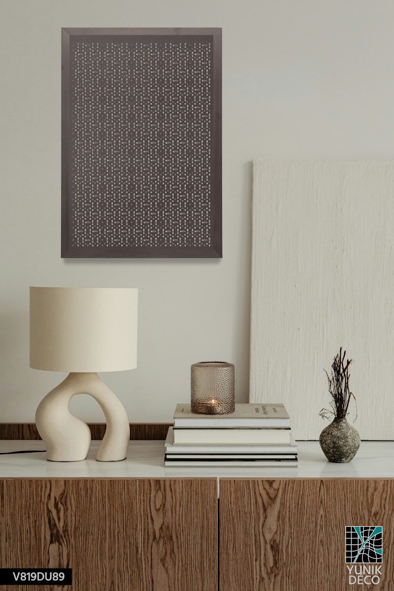 Panneau mural décoratif au motif tramé CHENAL, intégré dans une ambiance contemporaine mêlant bois, objets déco et lumière douce , design par Yunik Déco