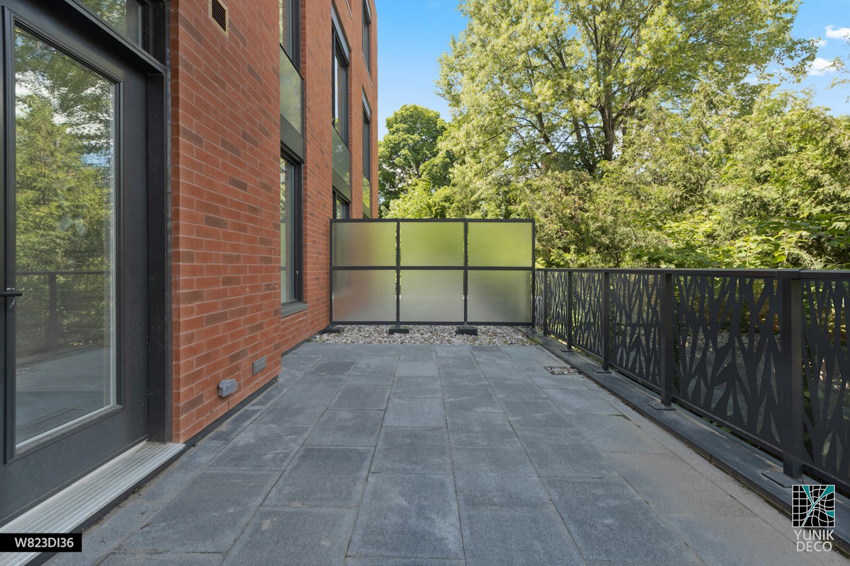 Garde-corps motif ATLAS VITAL en métal perforé, sécurisant et contemporain, structurant une terrasse professionnelle, design par Yunik Déco.