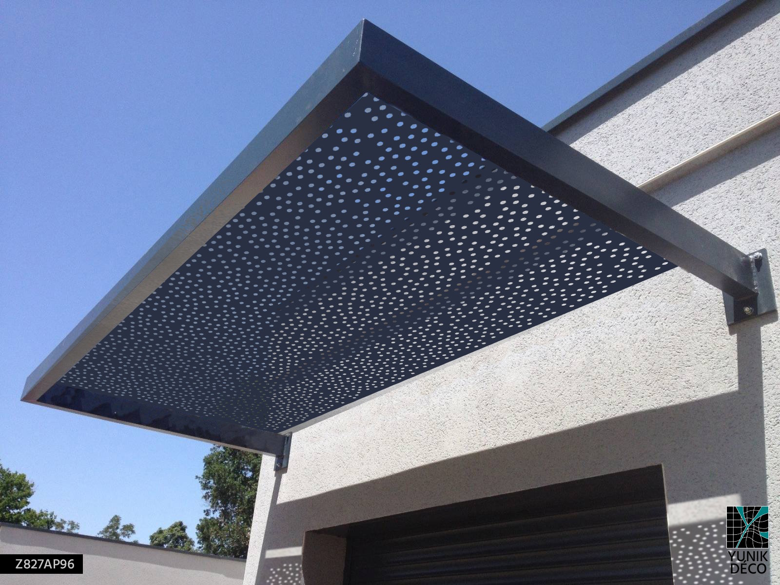 Cet auvent métallique au motif aléatoire Nébuleuse de colas protège le garage tout en apportant une signature architecturale, design par Yunik Déco.
